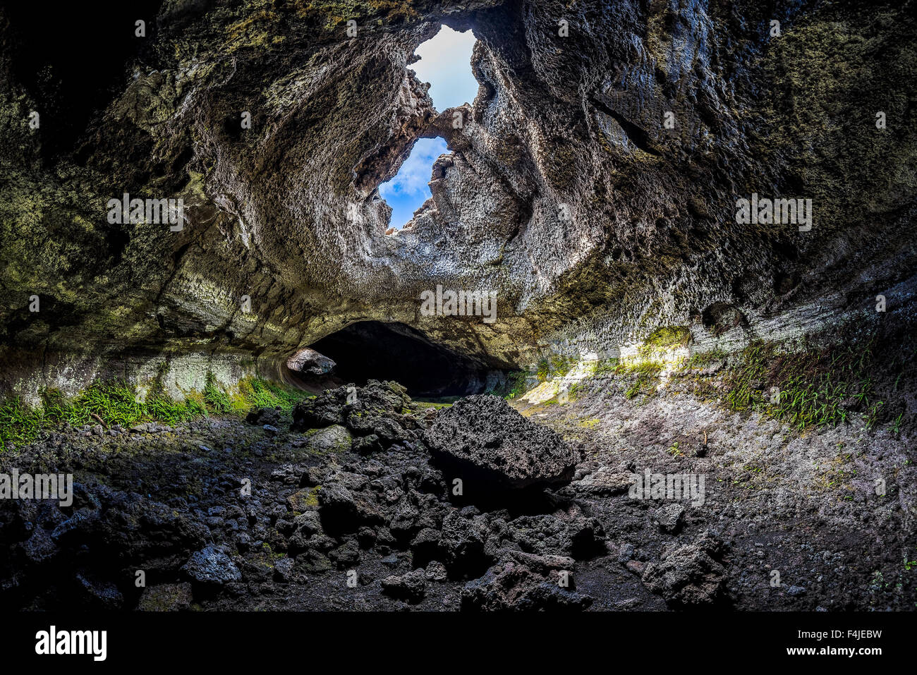 Los impresionantes túneles de lava que forman una de las cuevas más bellas del Etna. Los colores, formas sugerentes, la asombrosa creación de la naturaleza Foto de stock