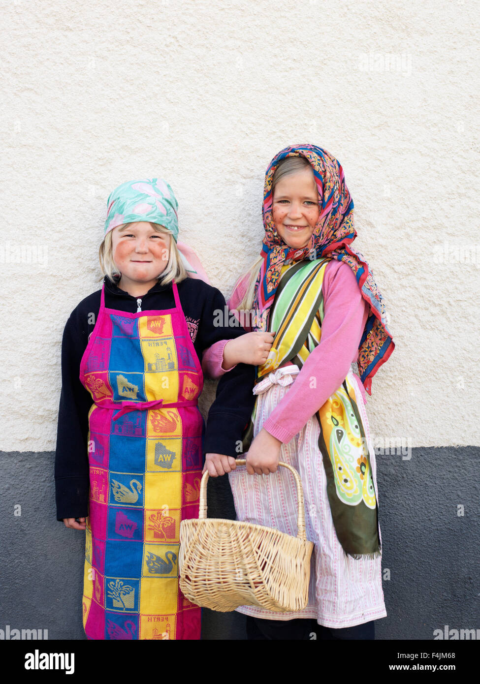 Suecia, Scania, Simrishamn, retrato de dos niñas (10-11) ataviados con sus trajes tradicionales Foto de stock