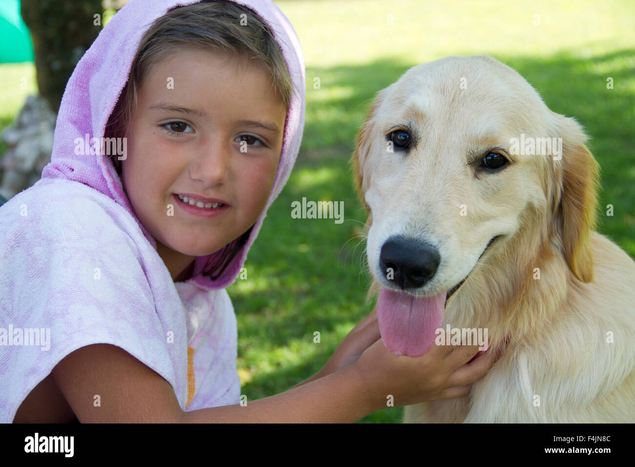 Los mimos y abrazos entre una dulce niña y su perro Fotografía de stock -  Alamy