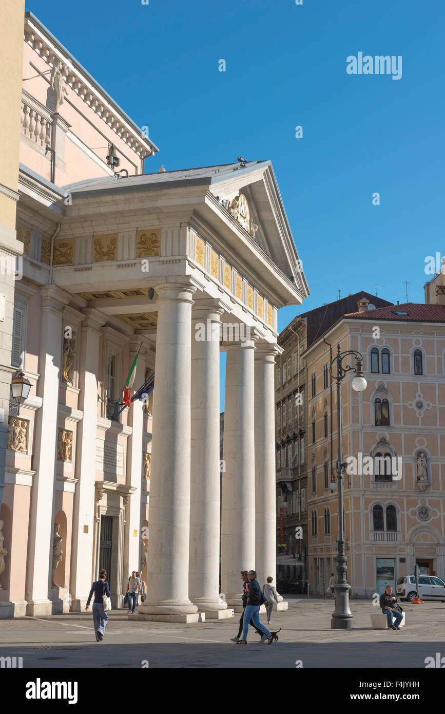 Edificio de intercambio de Trieste, el Palazzo della Borsa Vecchia, en la Piazza della Borsa, Italia. Foto de stock