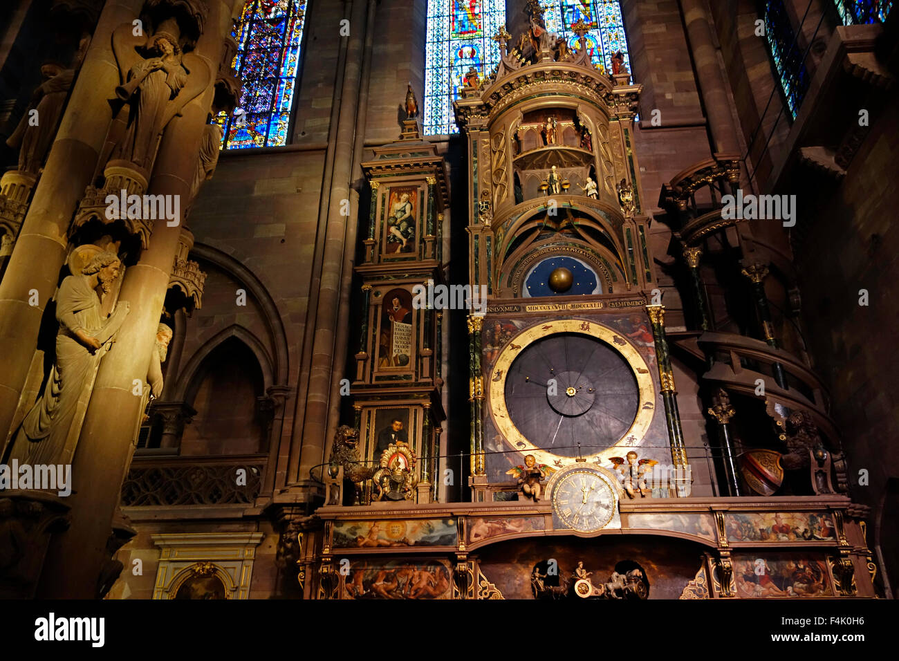 Reloj astronómico y el pilar de los ángeles en la Catedral de Nuestra  Señora de Estrasburgo / Cathédrale Notre-Dame de Estrasburgo, Francia  Fotografía de stock - Alamy