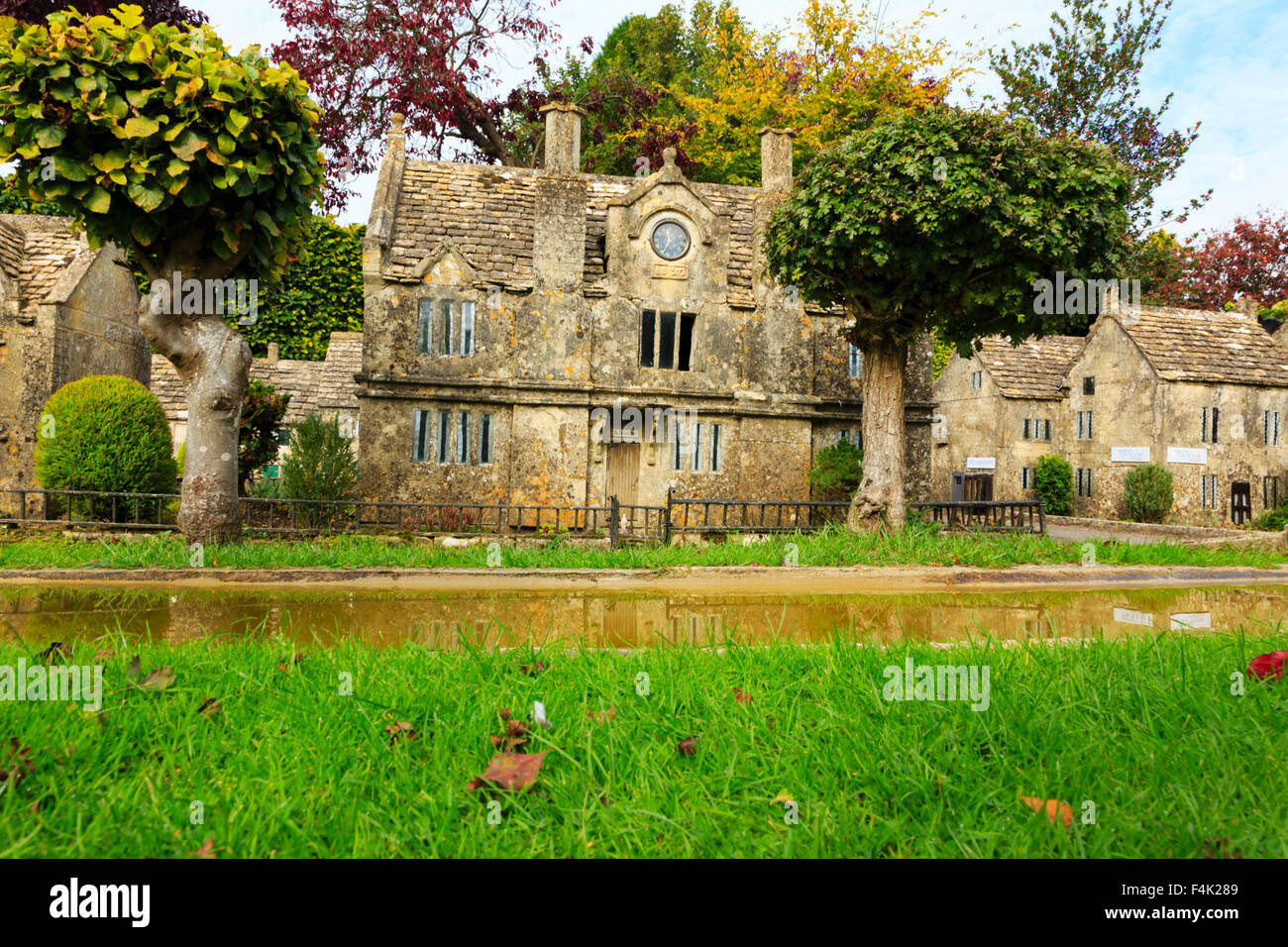 Las casas de la aldea modelo, Bourton-on-the-agua, Gloucestershire, Cotswolds. Foto de stock