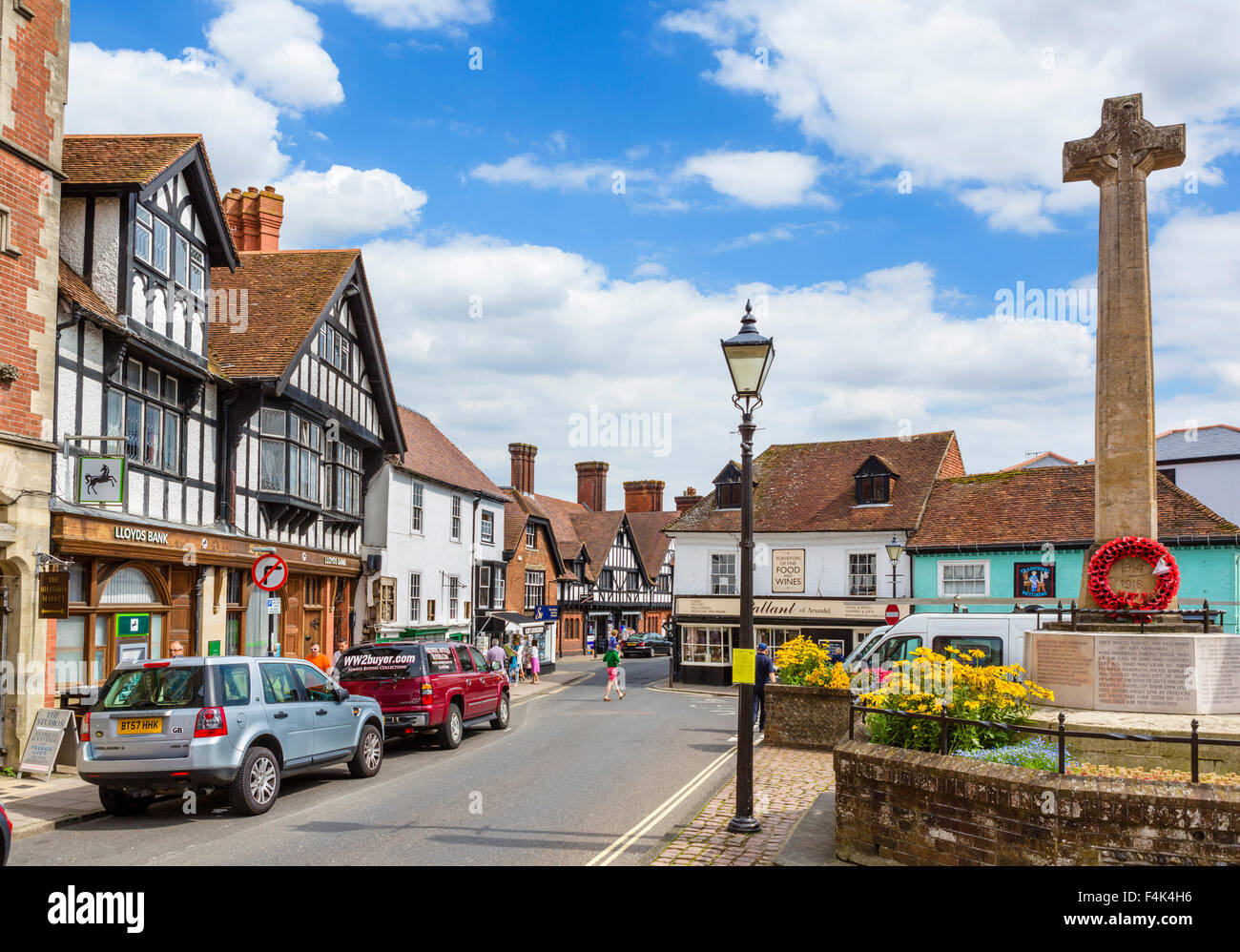 High Street en el centro de la ciudad, Arundel, West Sussex, Inglaterra, Reino Unido. Foto de stock