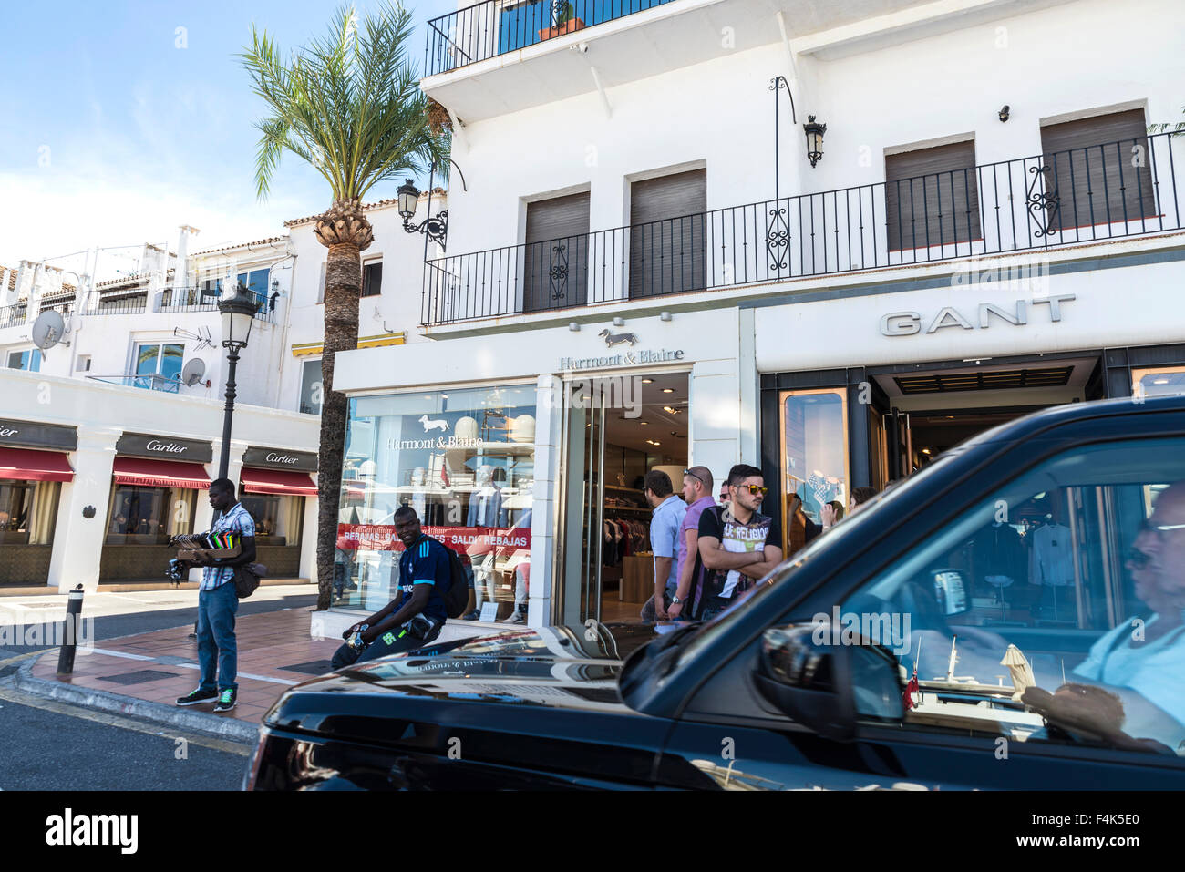 Centro de compras en Puerto Banús, un puerto deportivo cerca de Marbella,  Andalucía. varios vendedores callejeros esperan vender sus mercancías  Fotografía de stock - Alamy