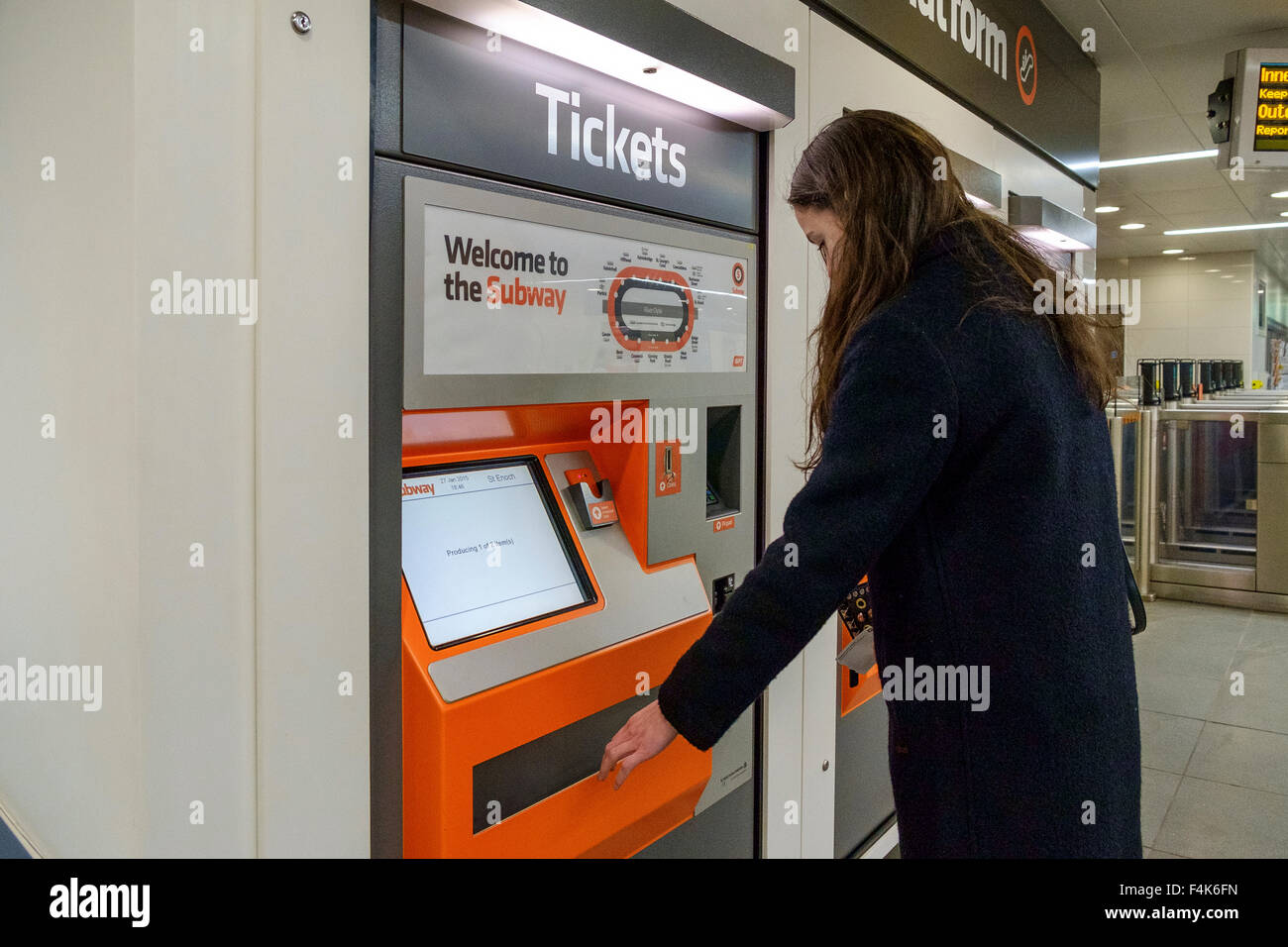 Mujer joven máquina de billetes de metro de Glasgow Foto de stock