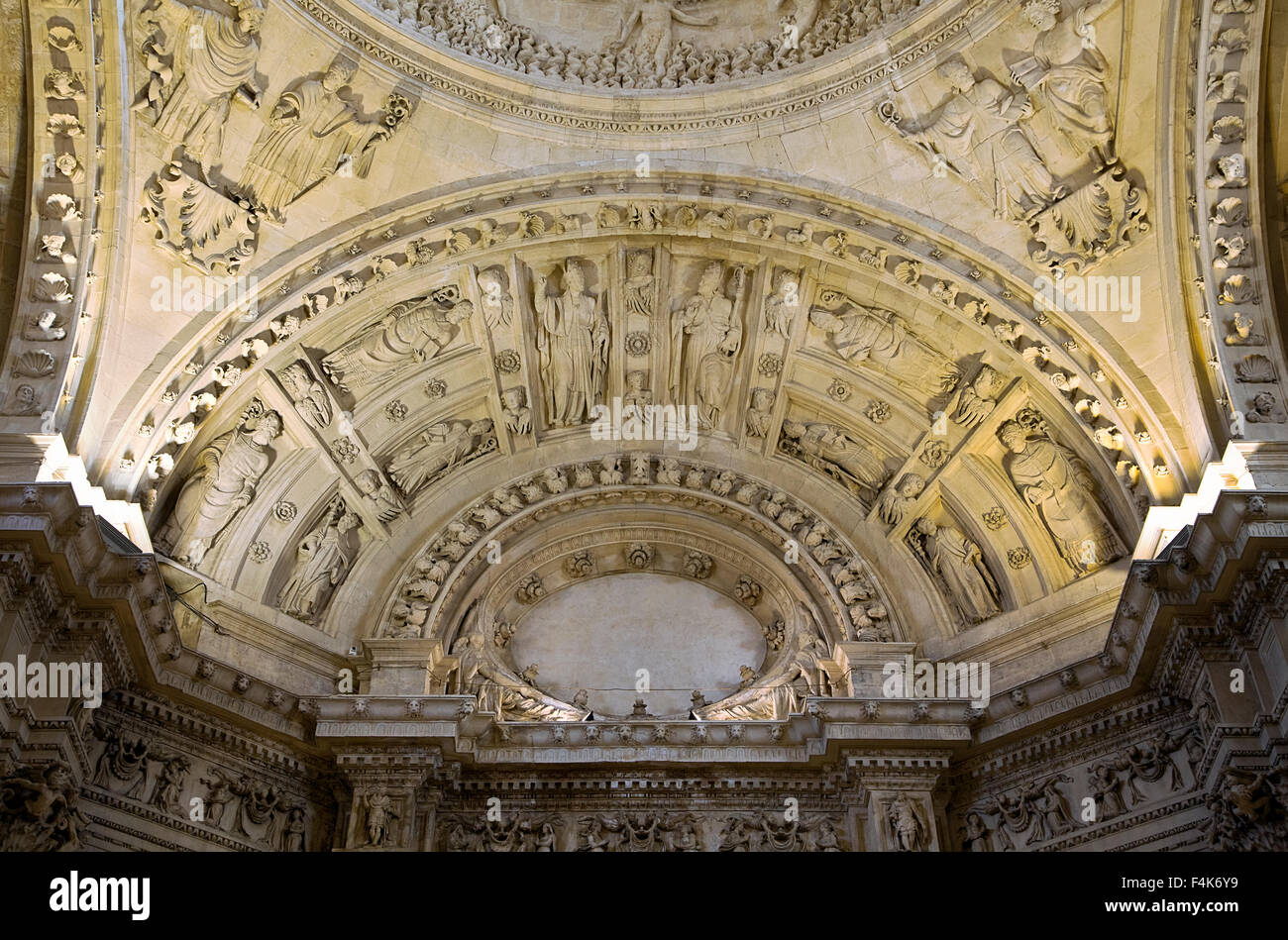 El techo de la catedral de Sevilla, España, vista desde abajo Foto de stock