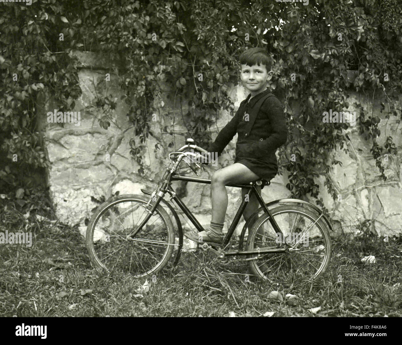Niño en bicicleta, Italia Foto de stock