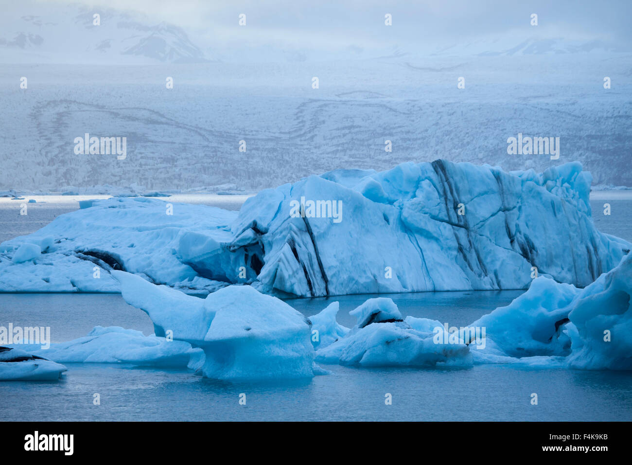 Los icebergs en la Laguna glaciar Jokulsarlon, Parque Nacional Vatnajokull, Sudhurland, Islandia. Foto de stock