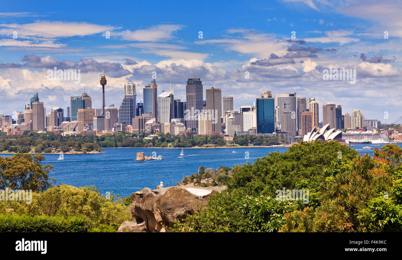 Ciudad icónica de Australia - Sydney - Paisaje urbano vista panorámica de todo el puerto en un día soleado de verano Foto de stock
