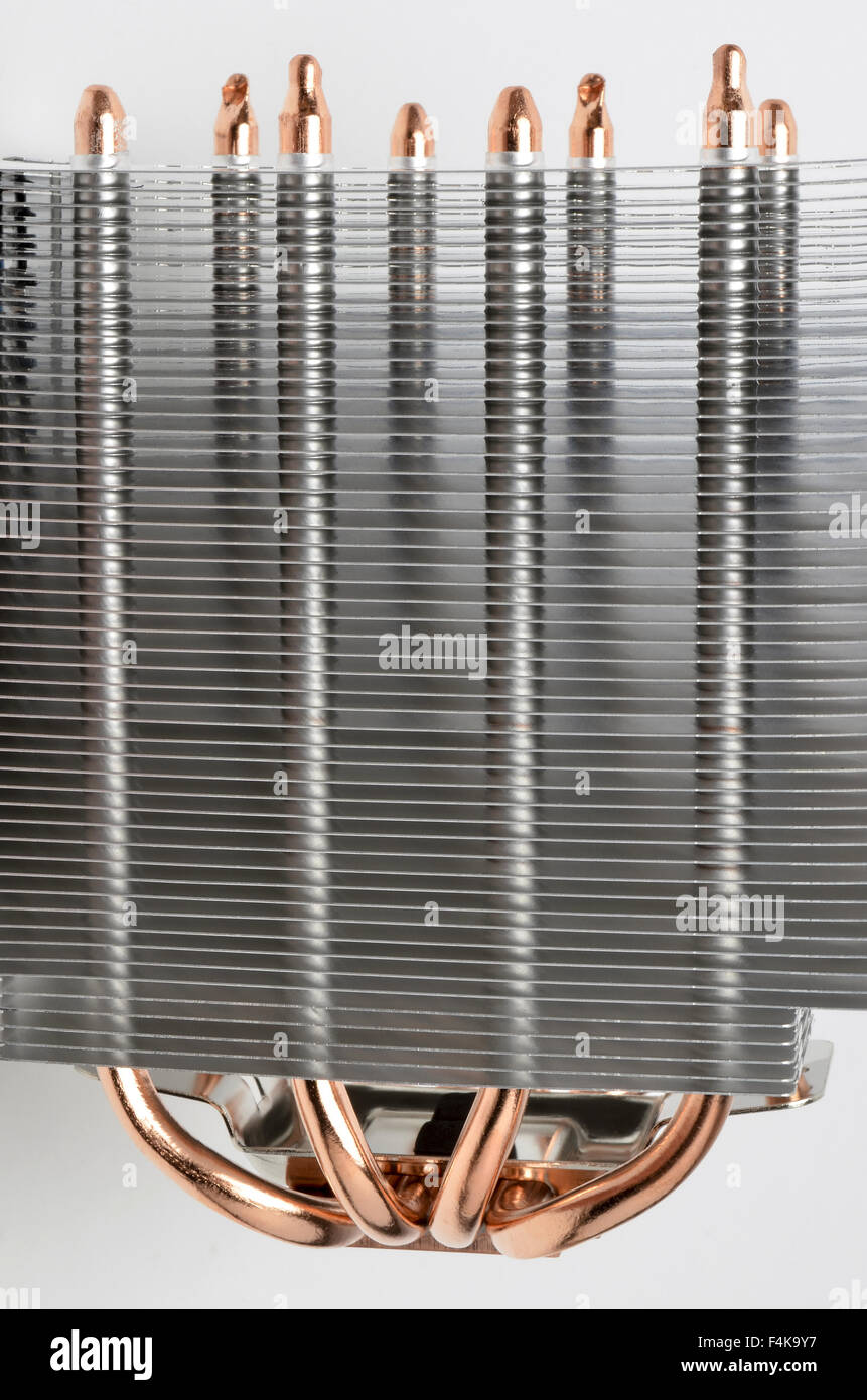 Tubos de calor de cobre y las aletas de refrigeración del disipador de calor sobre un Arctic Cooling Freezer Xtreme CPU cooler. Foto de stock