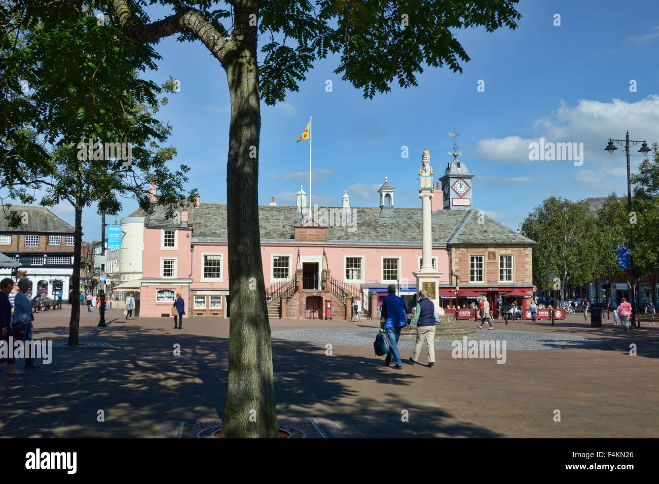 Carlisle, con el Ayuntamiento de la ciudad vieja, Cumbria, Inglaterra, Reino Unido. Foto de stock