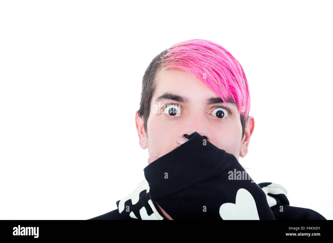 Adultos jóvenes hispanos con el pelo rosa y negro esqueleto hoodie