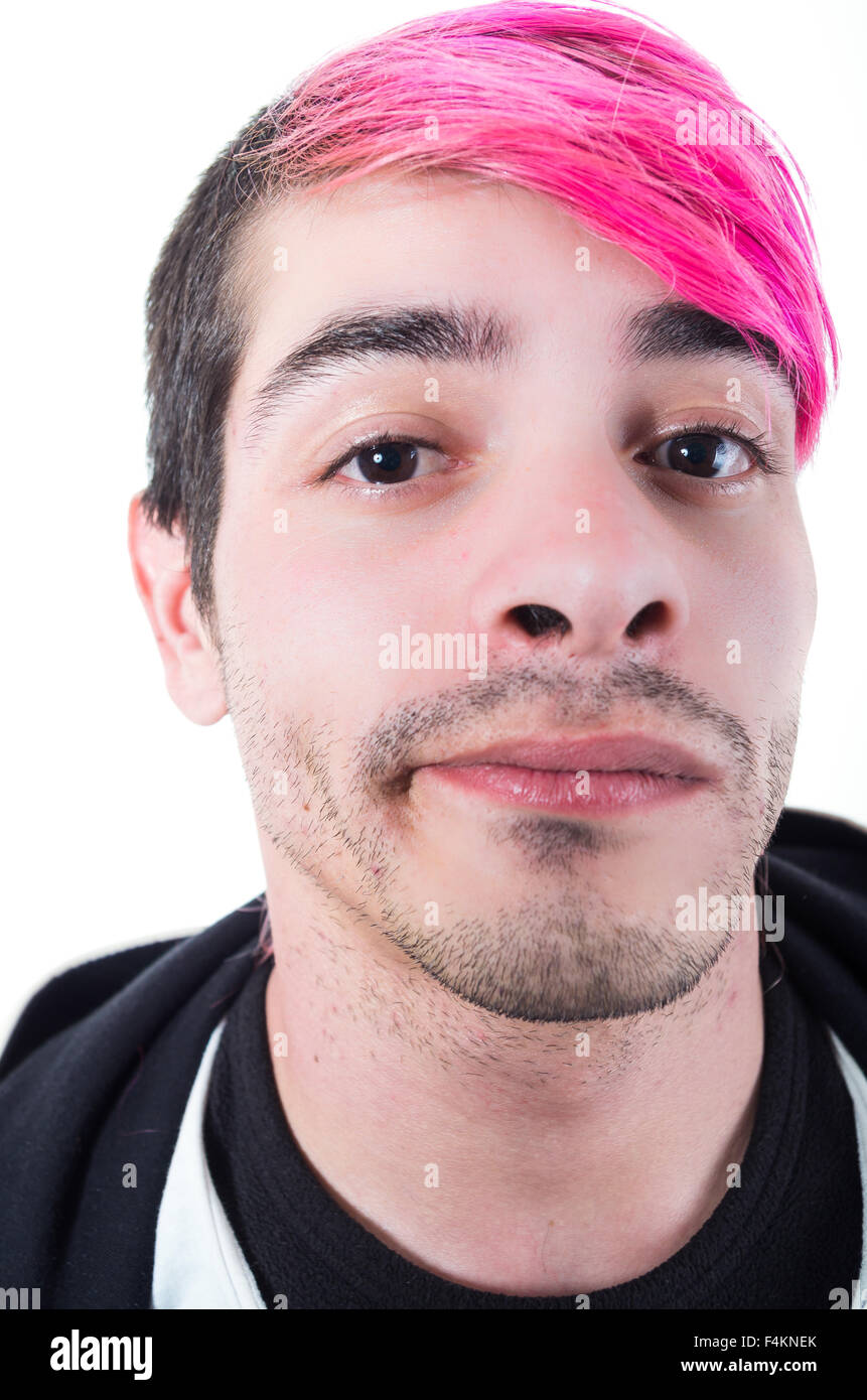 Headshot hispanic adulto joven con el pelo rosa y negro sudadera con  capucha posando para la cámara haciendo expresiones faciales Fotografía de  stock - Alamy