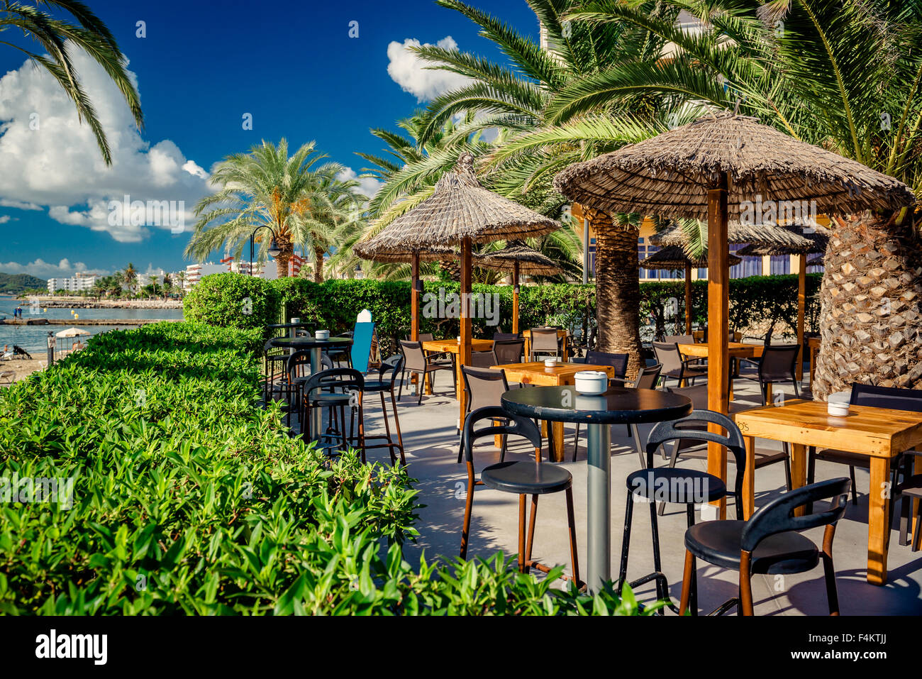 Vacío restaurante al aire libre en Ibiza, España oriental Foto de stock