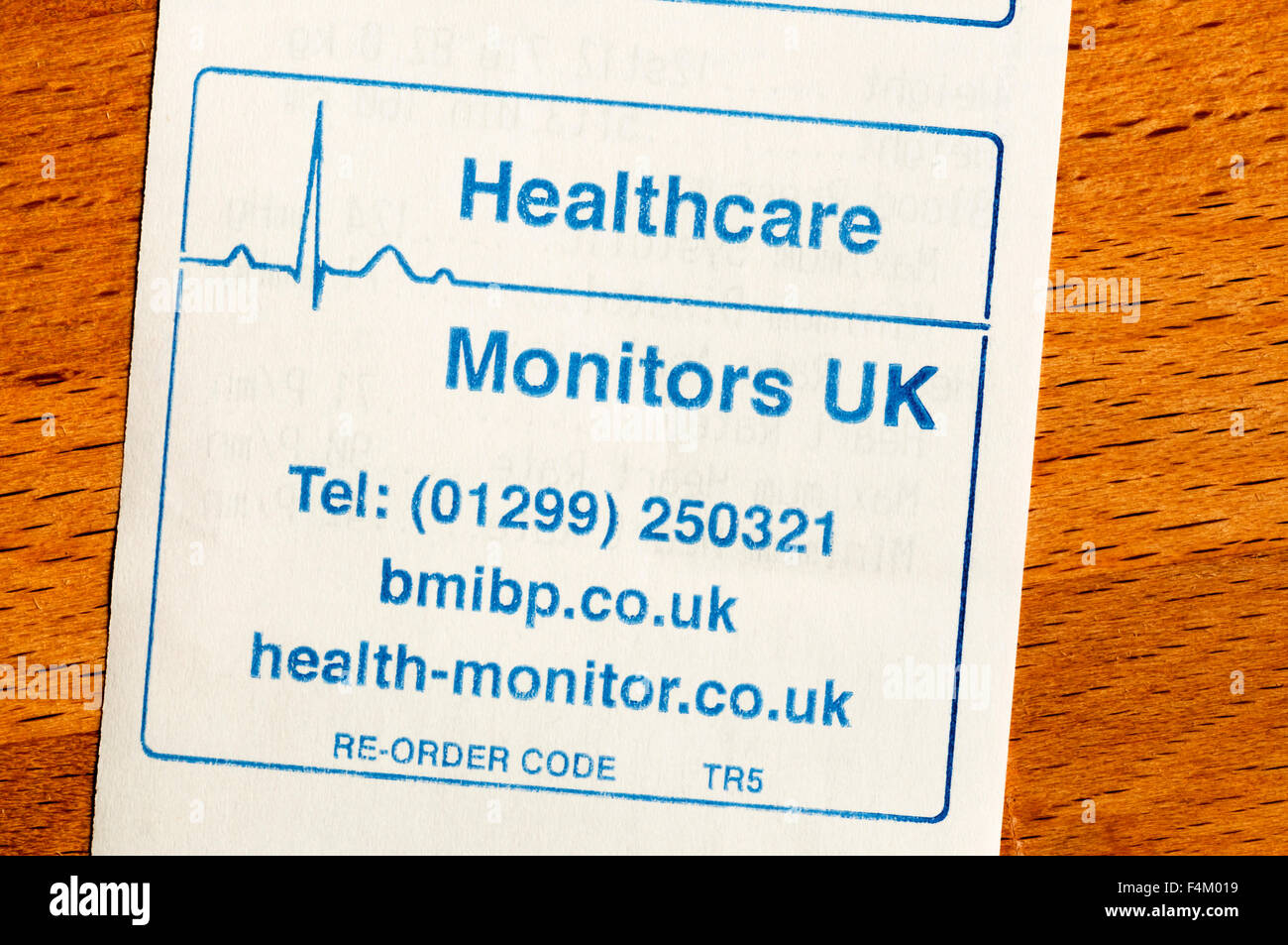 El reverso de la impresión desde un monitor de presión arterial y peso proporcionado por los monitores de salud en el Reino Unido. Foto de stock