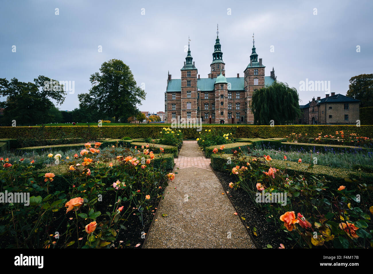 Los jardines y el castillo de Rosenborg, en Copenhague, Dinamarca. Foto de stock