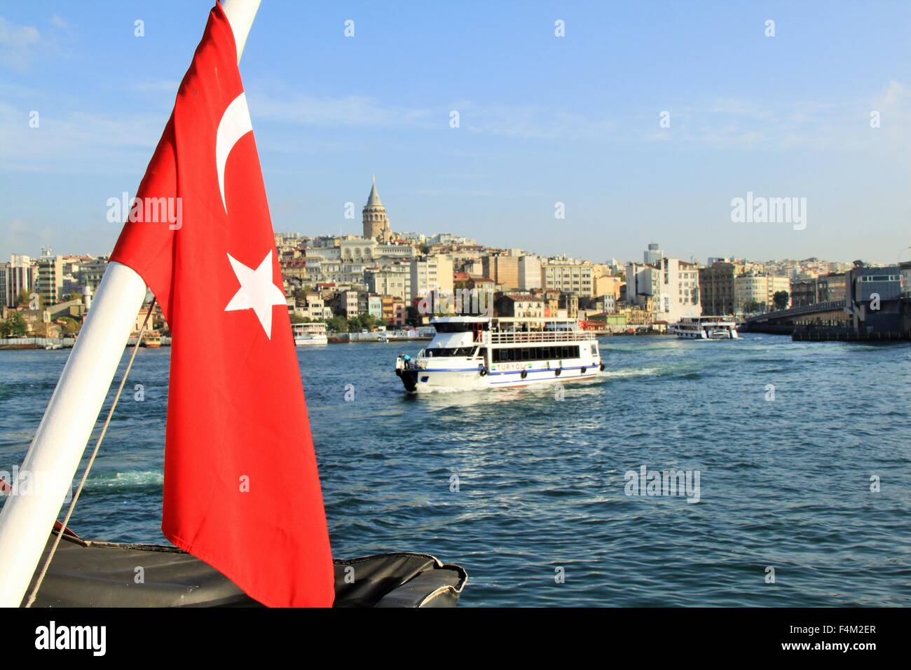 Bandera turca y el fondo de la torre Galata, Bósforo tour. Estambul Turquía. Foto de stock