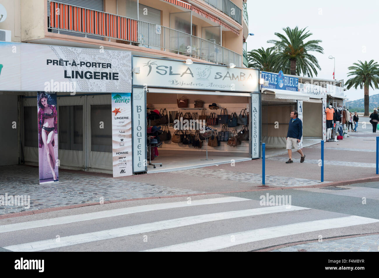 Tiendas de ropa en una calle en Cavalaire, Riviera Francesa, la Provenza  Francia Fotografía de stock - Alamy