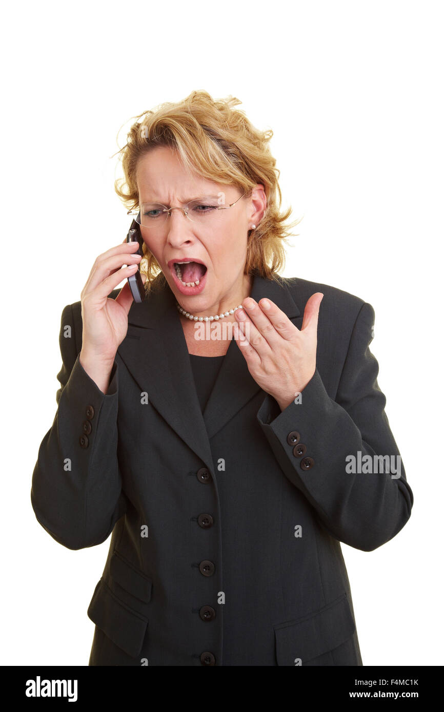 Mujer de negocios furiosa gritando en su teléfono celular Foto de stock