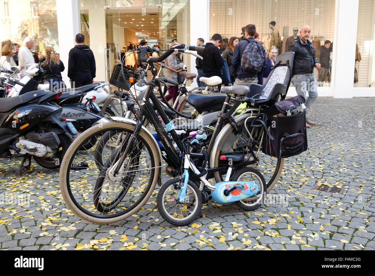 Las bicicletas de la familia encadenado junto al centro comercial, escena holandesa, Maastricht, Limburg, Limburgo, Holanda. Foto de stock