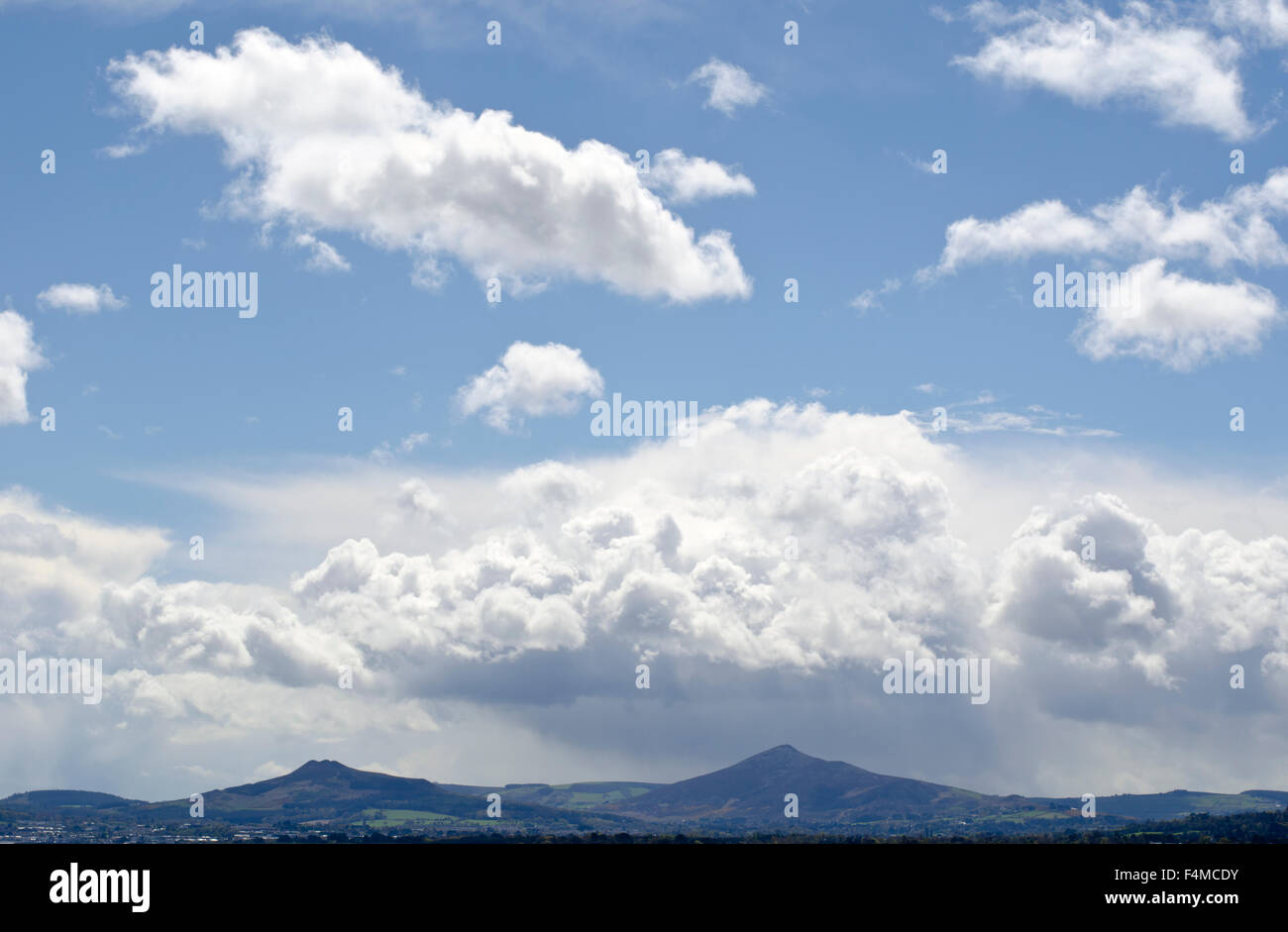 Ducha de lluvia aparece encima de las montañas de Wicklow, Irlanda. Foto de stock