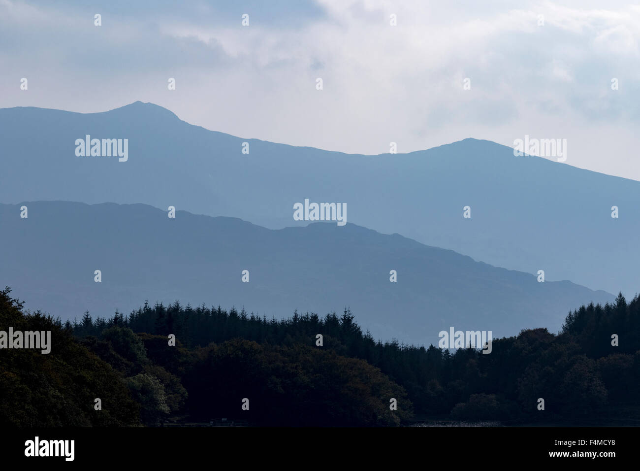 Anochecer sobre Cader Idris, 'Cadair Idris' el Parque Nacional de Snowdonia, North Wales, REINO UNIDO Foto de stock