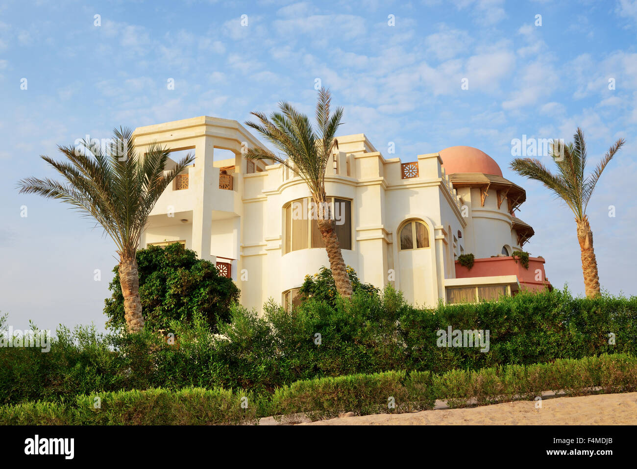 La villa cerca de la playa en el hotel de lujo, Hurghada, Egipto Foto de stock
