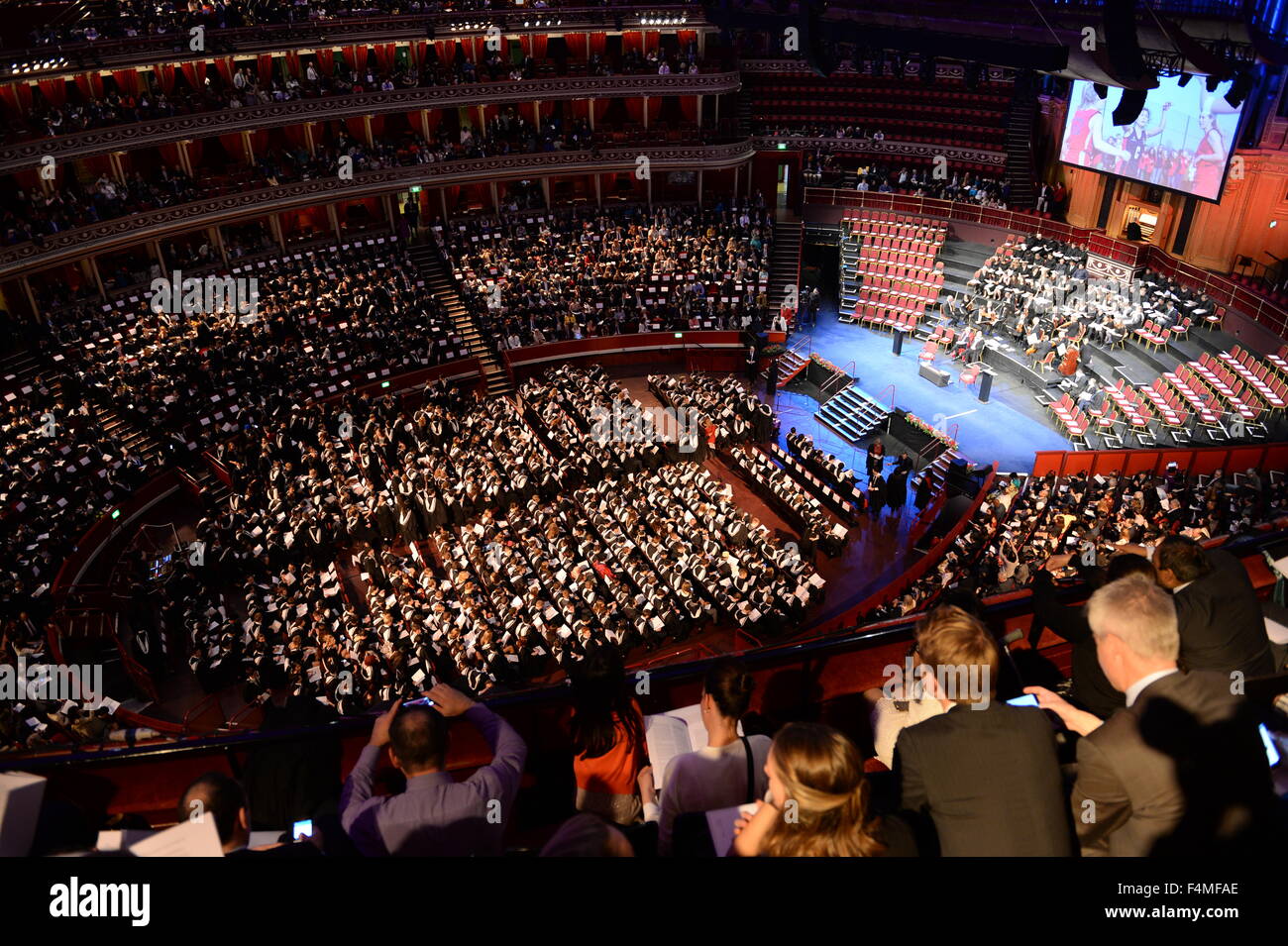 Dentro del Royal Albert Hall graduados y familias en el Imperial College de Londres día de conmemoración Foto de stock