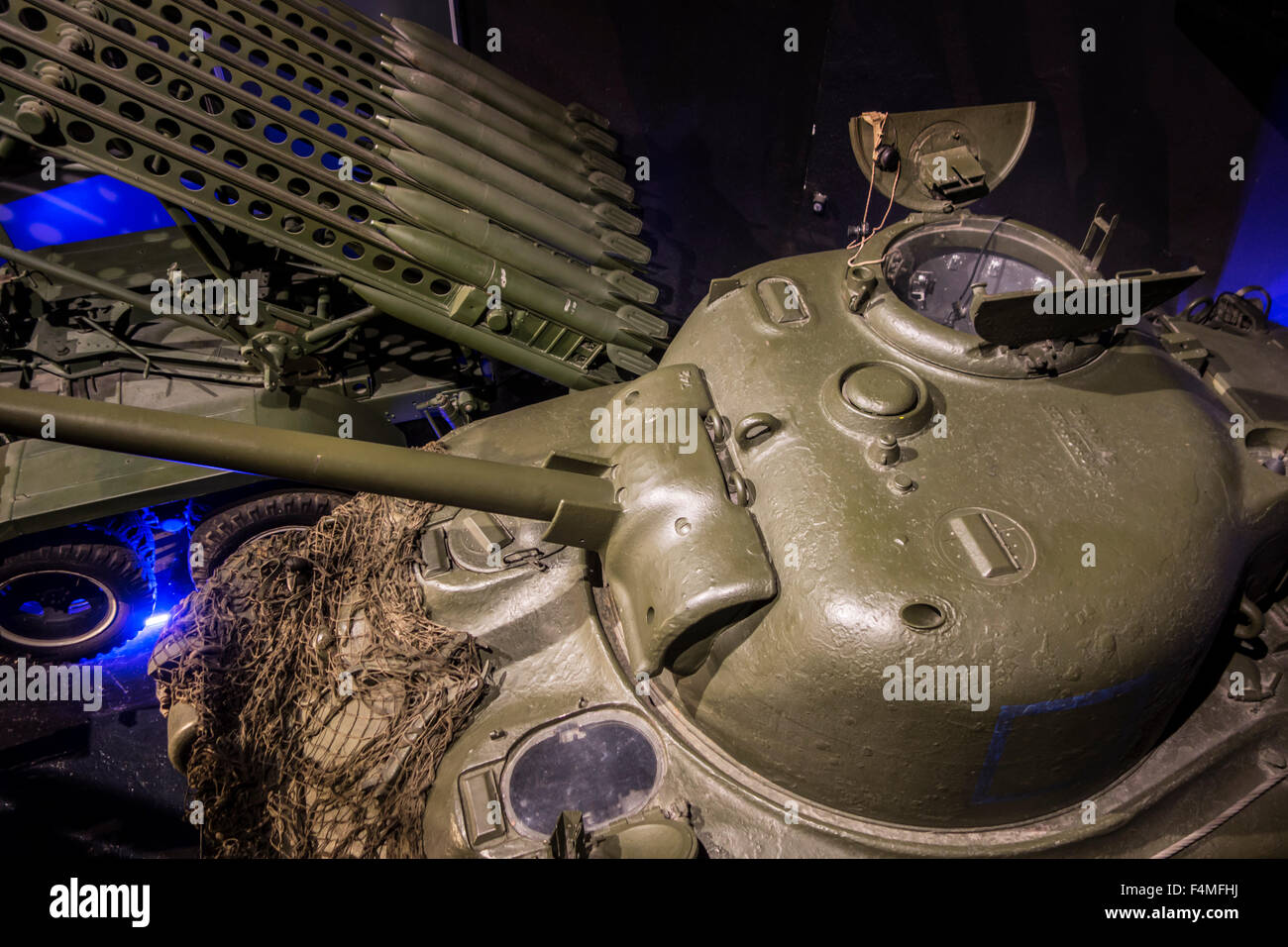 WW2 Soviet lanzacohetes múltiples Katyusha y torreta de tanque Sherman M4 en el Mémorial de Caen, el museo de la guerra en Normandía, Francia Foto de stock