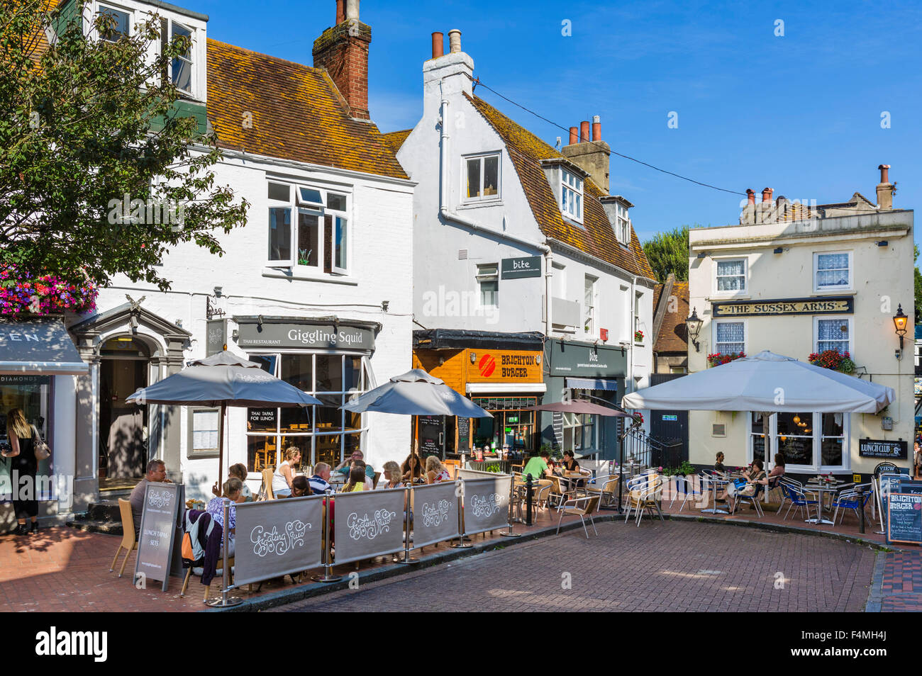 Cafés, bares, restaurantes y tiendas en la calle del mercado en la zona de carriles de Brighton, East Sussex, Inglaterra, Reino Unido. Foto de stock