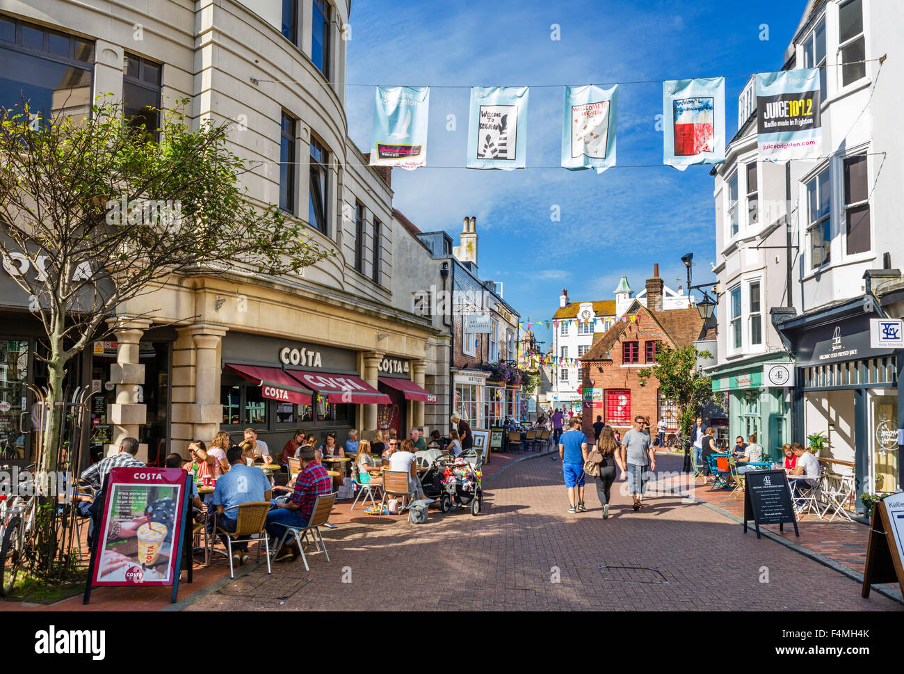 Cafés, bares, restaurantes y tiendas en la calle del mercado mirando hacia Dolphin lugar,los carriles, Brighton, East Sussex, Inglaterra, Reino Unido. Foto de stock