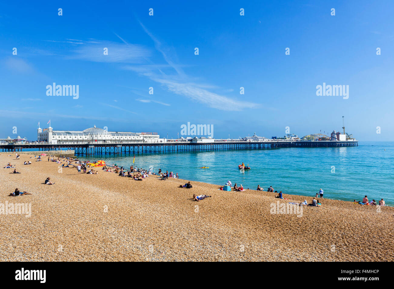 Brighton, Reino Unido. La playa y el muelle en la tarde de sol, Brighton, East Sussex, Inglaterra, Reino Unido. Foto de stock