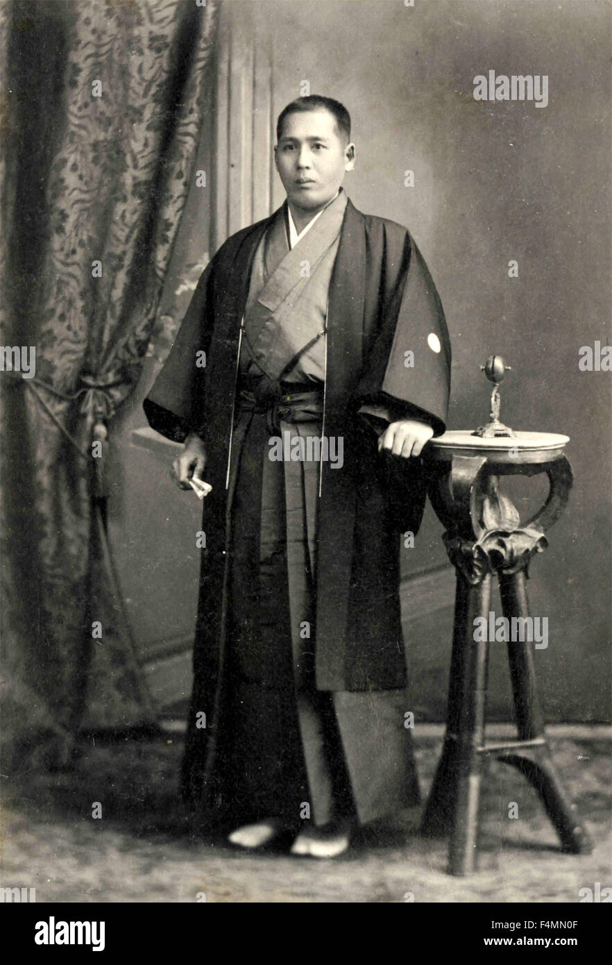Hombre con traje tradicional japonés Fotografía de stock - Alamy