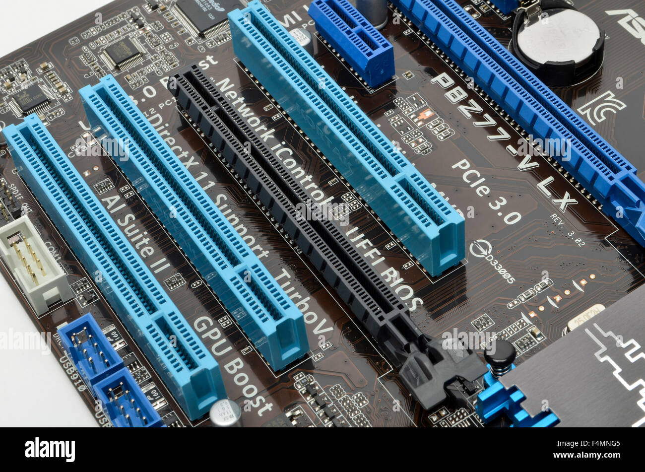 Ampliación PCI Express y ranuras de tarjetas gráficas en una placa ASUS. Foto de stock