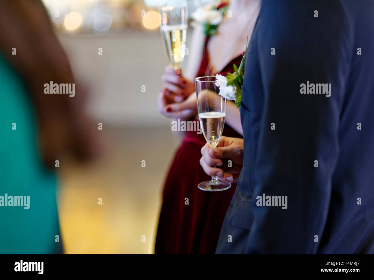 Los invitados a la boda de hablar y la celebración de champán Foto de stock