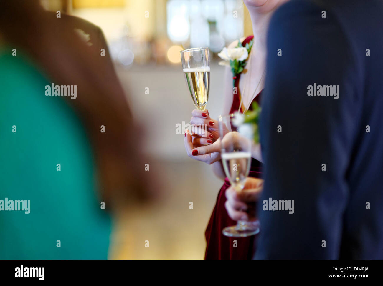 Los invitados a la boda de hablar y la celebración de champán Foto de stock