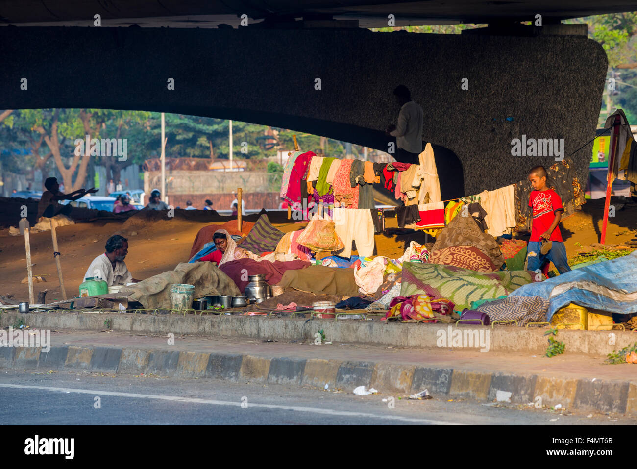 Las personas están viviendo bajo condiciones extrem en tiendas y chozas hechas de mantas en puentes de carretera Foto de stock