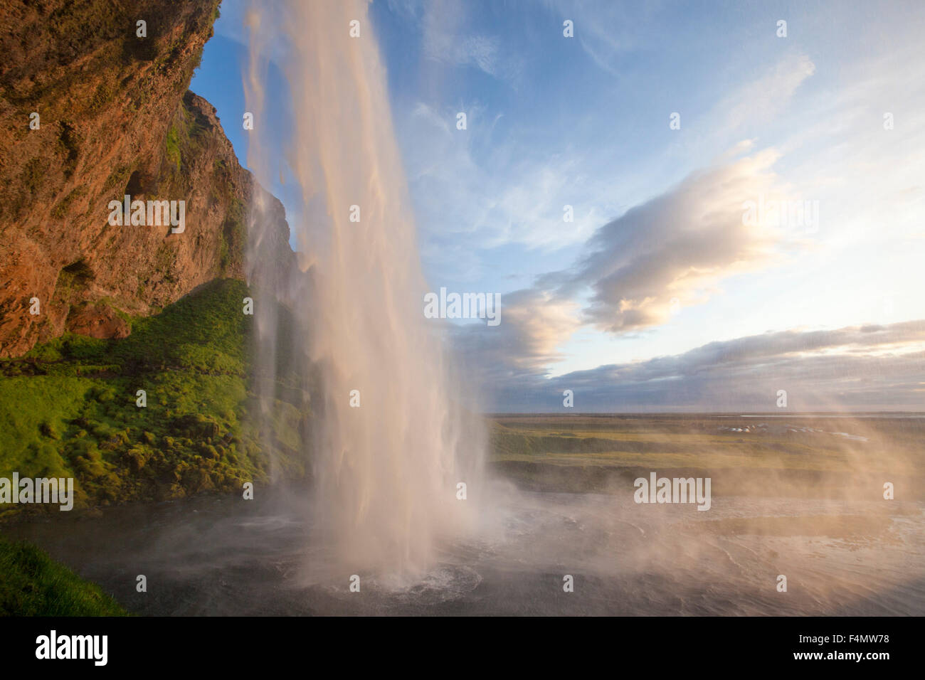 Cascada Seljalandsfoss sumiendo a 60m del acantilado encima, Sudhurland, Islandia. Foto de stock