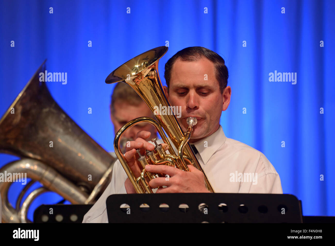 Un jugador flugel horn da sus mejores en el brass band Foto de stock