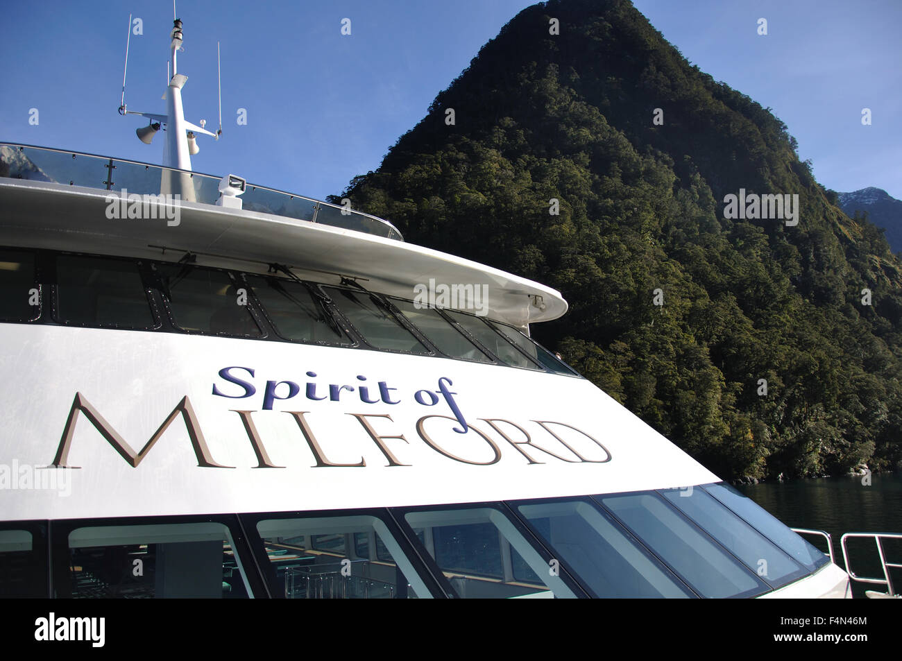 Lanzamiento turístico en Milford Sound, Fiordland, Nueva Zelanda Foto de stock