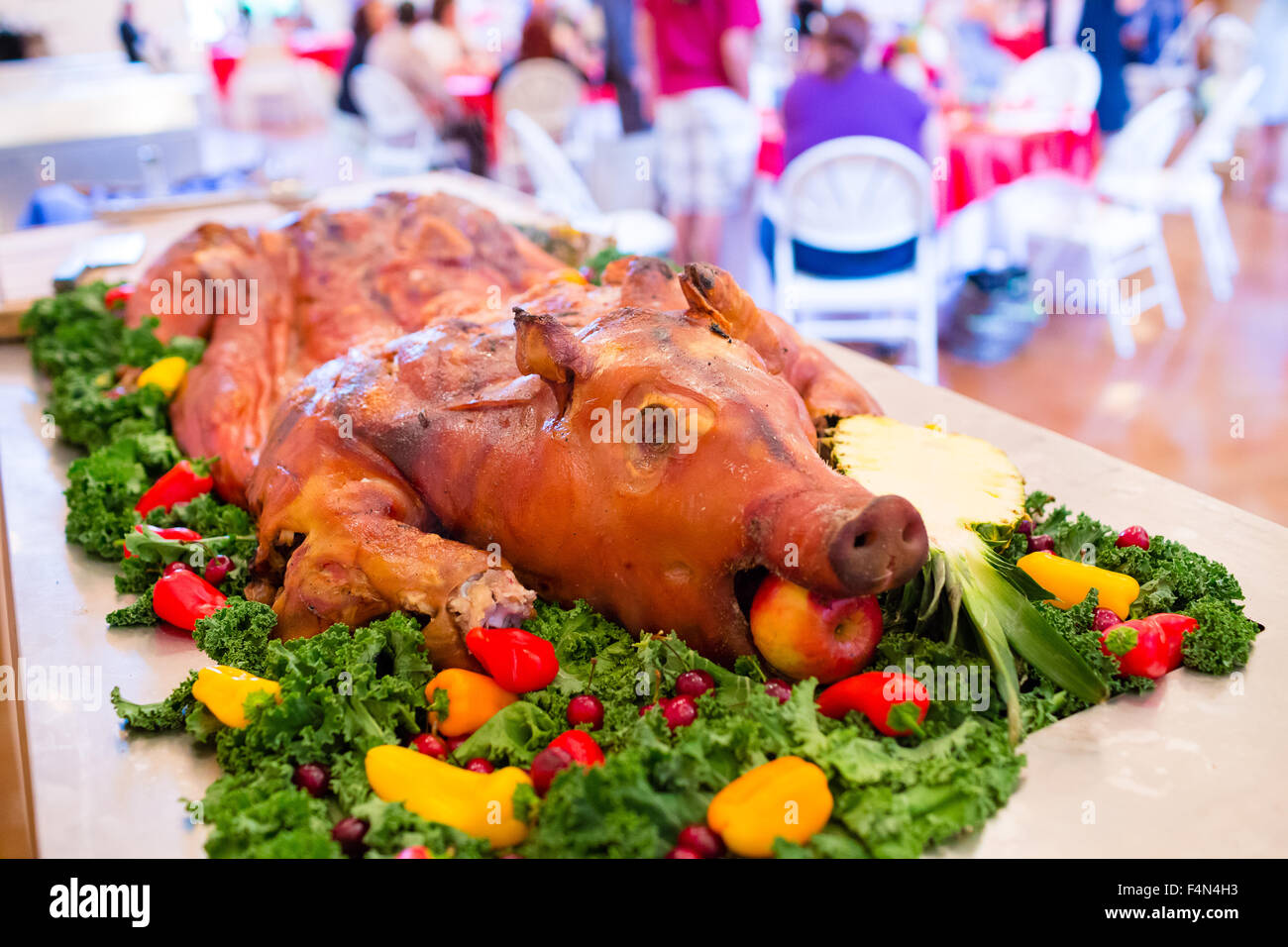 Todo el cerdo en una boda con una manzana en su boca en una tabla