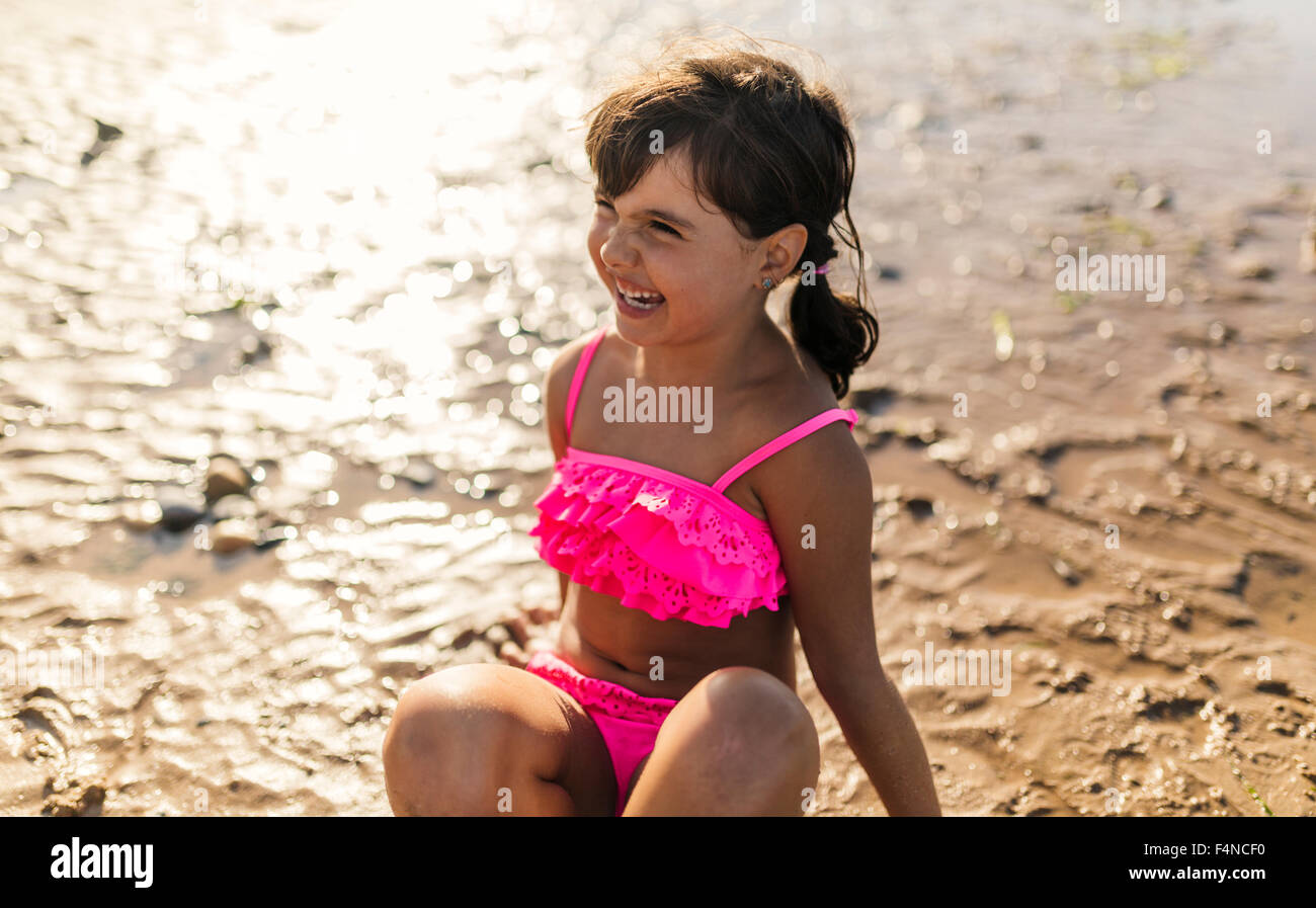 Retrato de niña sonriente vistiendo bikini rosado en la playa Fotografía de  stock - Alamy