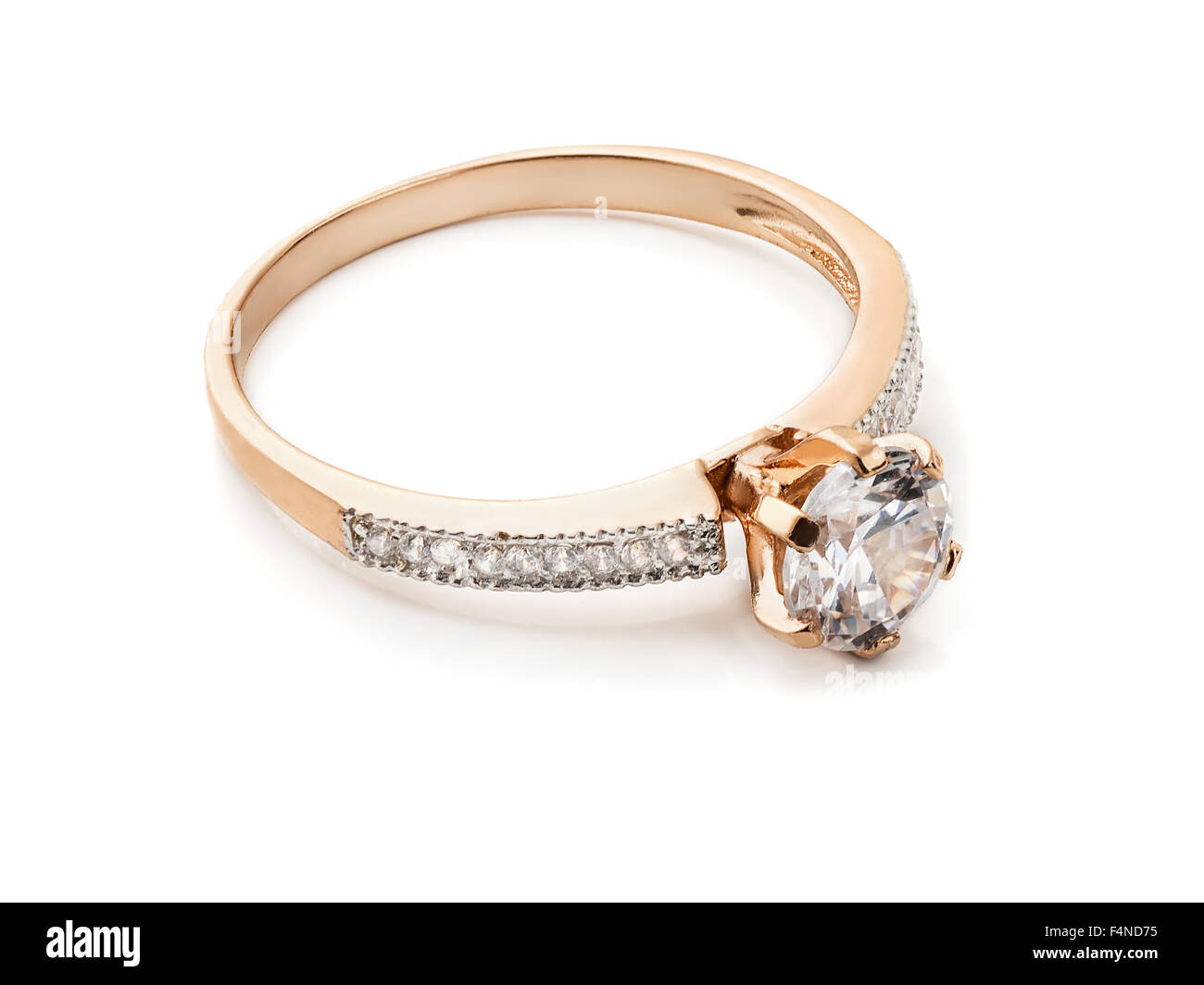 Gold Diamond Ring aislado en blanco Foto de stock