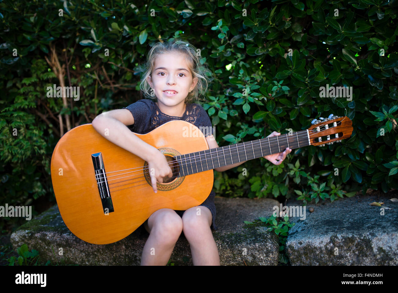 España, niña tocando la guitarra española en el exterior Fotografía de  stock - Alamy