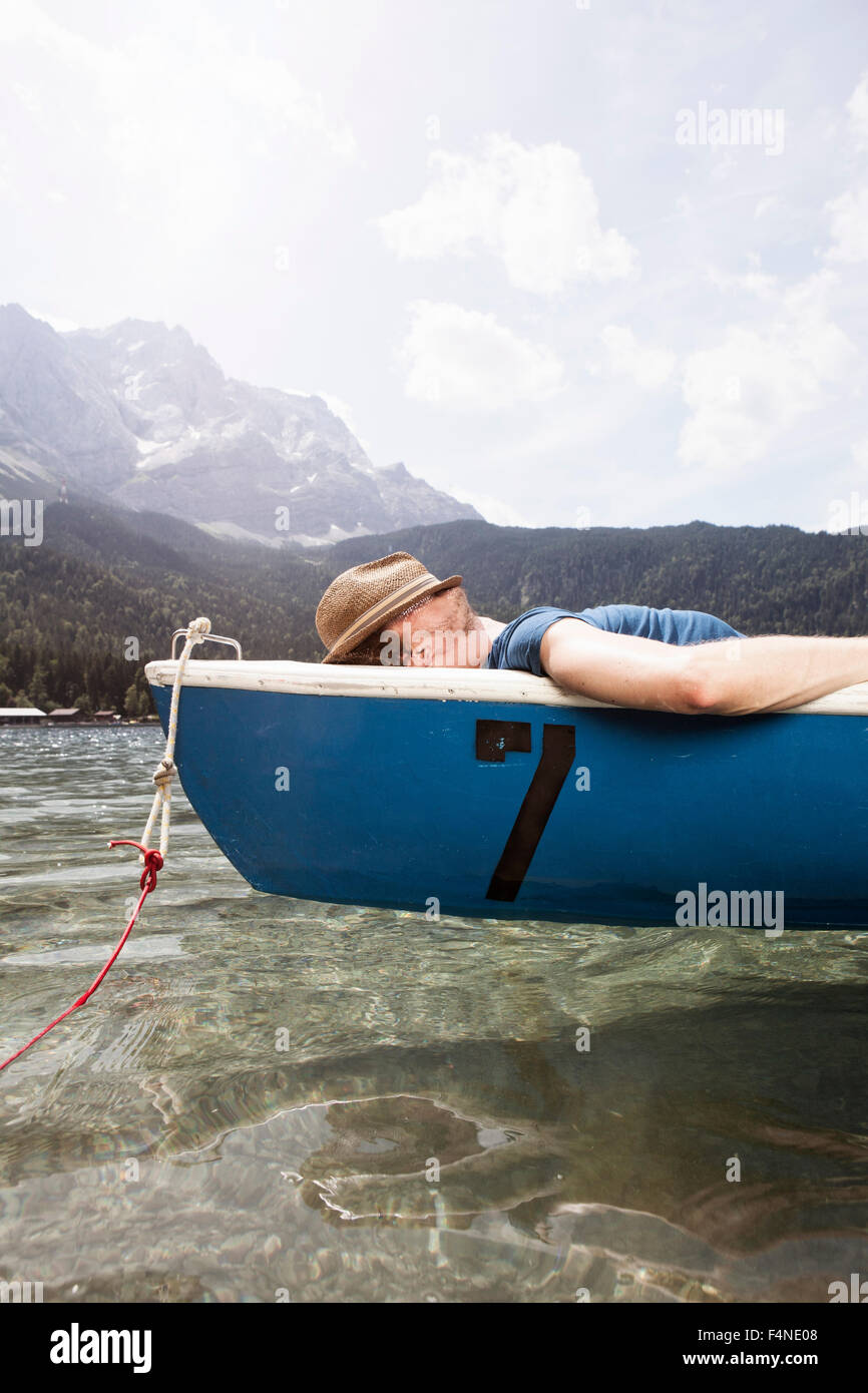 Alemania, Baviera, Eibsee, hombre en bote a remo en el lago Foto de stock