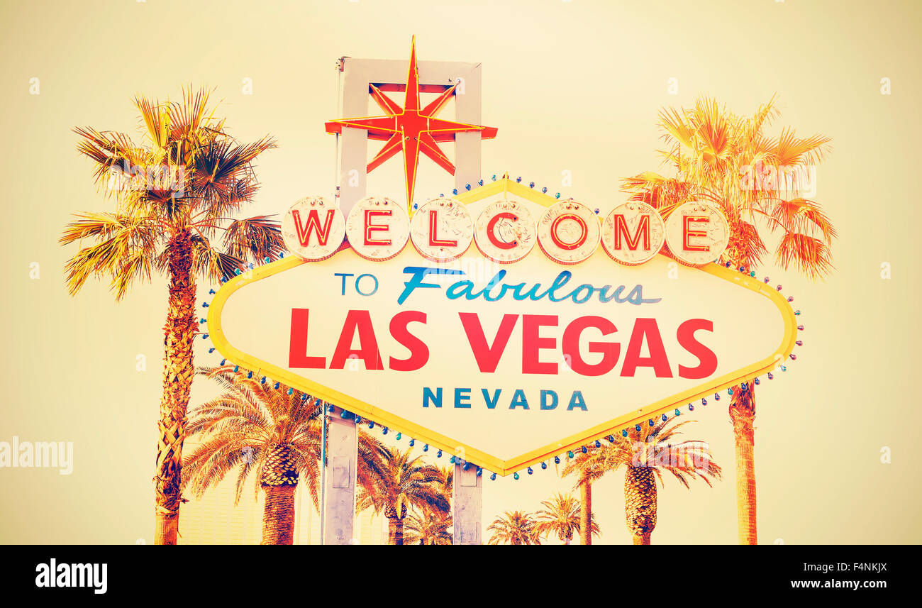 Cruz Retro foto procesada del signo Bienvenido a Las Vegas, Estados Unidos. Foto de stock