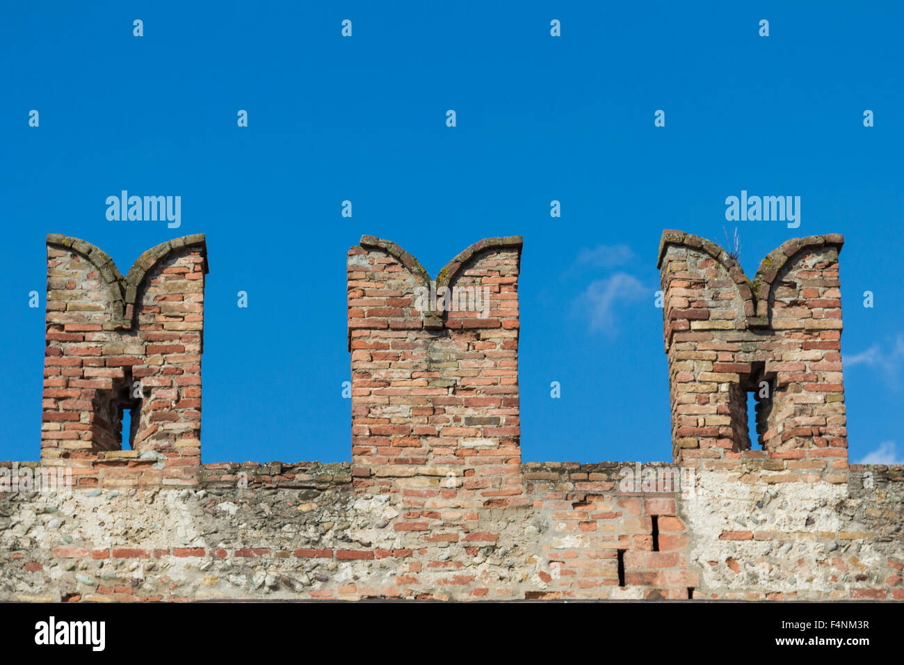 Castillo fortificado muro en Italia Foto de stock