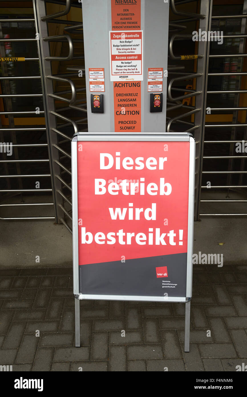 Huelga cartel en 09.23.2015 en la puerta del edificio de Amazon en Koblenz, Renania-Palatinado, Alemania Foto de stock