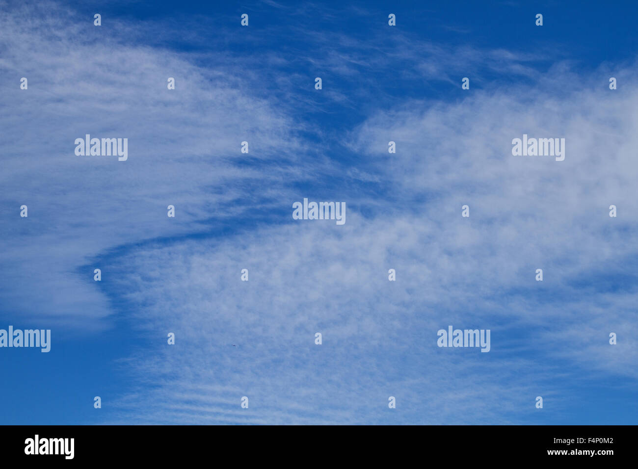 De Tayside, Dundee, Escocia, Reino Unido, 21 de octubre de 2015. El clima del Reino Unido: la cálida y soleada tarde de otoño en Dundee con temperaturas mínimas de 16°C. Otoño glorioso escenas de baja altitud 'Espina de Pez' o 'Mackerel' nubes formando patrones inusuales en el cielo de la ciudad de Dundee. © Dundee Fotografías / Alamy Live News. Foto de stock