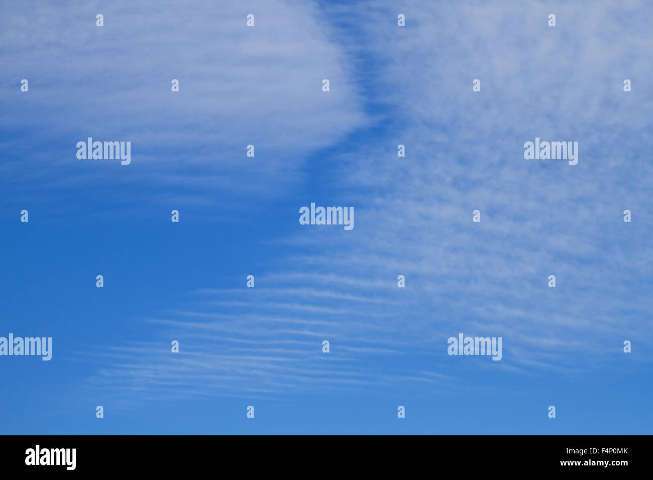 De Tayside, Dundee, Escocia, Reino Unido, 21 de octubre de 2015. El clima del Reino Unido: la cálida y soleada tarde de otoño en Dundee con temperaturas mínimas de 16°C. Otoño glorioso escenas de baja altitud 'Espina de Pez' o 'Mackerel' nubes formando patrones inusuales en el cielo de la ciudad de Dundee. © Dundee Fotografías / Alamy Live News. Foto de stock